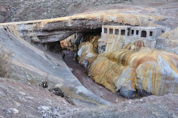 Puente del Inca e as ruínas das termas do antigo hotel abandonado, ao lado do Parque Provincial do Aconcagua, na Argentina